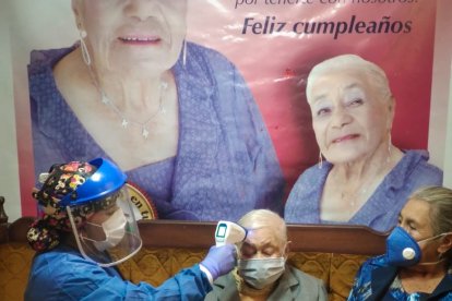 Personal de salud visitaba a la abuelita y su familia en su domicilio.