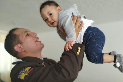 Jugando con su pequeño de 2 años.