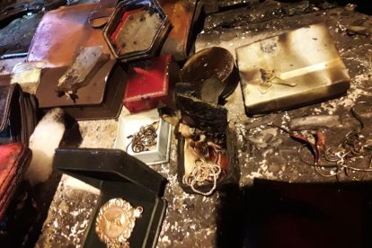 El lote de joyas que fue sustraído quedó completamente calcinado.