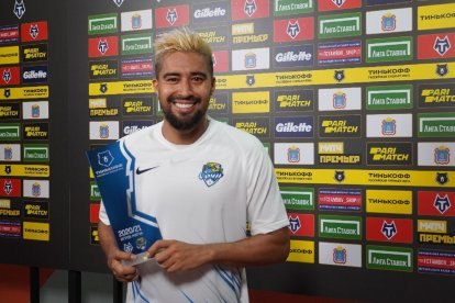 Noboa con uno de sus premios que ha ganado como mejor jugador del partido en Rusia.