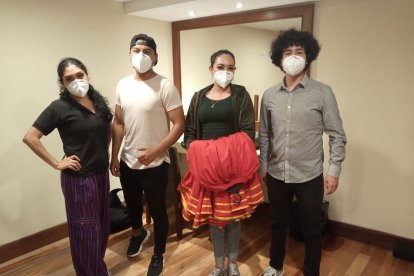 Los bailarines  permanecieron con los cubrebocas en todo momento.