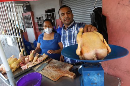 Junto a su esposa, en su negocio de pollos, del cual se provee para llevar comida a las almas que le predica.