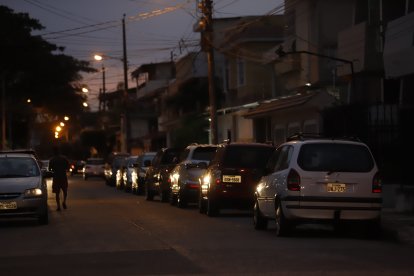 Oscuridad en un parqueadero de la ciudadela La Saiba, en el sur de Guayaquil.