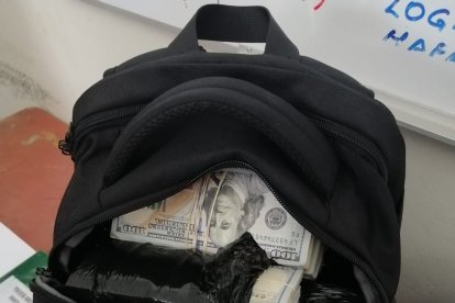 En la mochila llevaba 21 fajos de dinero, envueltos en una funda negra de polietileno.