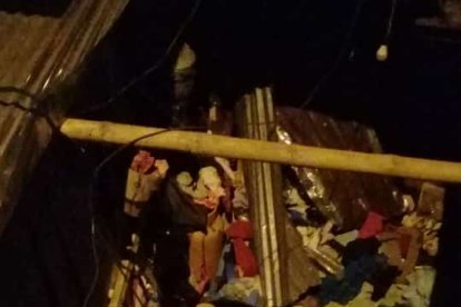 Tras media hora de lucha con la vaca, vecinos ayudaron a los esposos a salir de la casa.