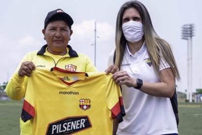 Barcelona también le obsequió la amarilla.