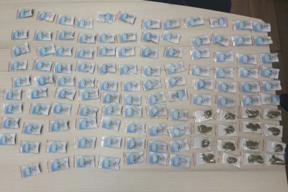 Las bolsas de marihuana que fueron incautadas por la policía local.