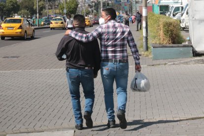 Efraín y Geovanny caminan juntos hasta el hospital para conocer cómo está la situación de su madre y de su cuñado, quienes luchan contra el COVID-19 y no saben nada de lo sucedido.