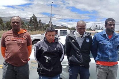 Cuatro hombres fueron identificados como los que habrían entrado a la vivienda. Los capturaron en la vía a Riobamba.