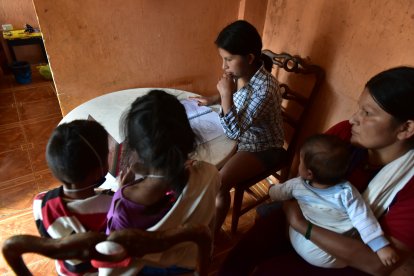 Los hijos de Florencia no han podido conectarse a las clases en línea, solamente reciben los deberes.