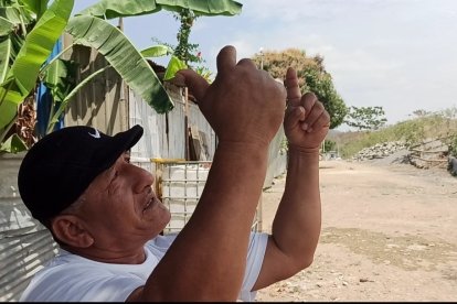 José Ángel Cevallos con sus manos gesticula como serían las astas que le colocaría el letrero.