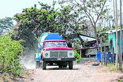 Los habitantes se abastecen del líquido vital con tanqueros.