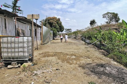 Casi todas las viviendas son de caña y madera, la calle aún no está pavimentada.
