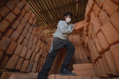 La familia es un gran apoyo sobre todo en el horno que es muy alto y puede abarcar más de 16.000 ladrillos.