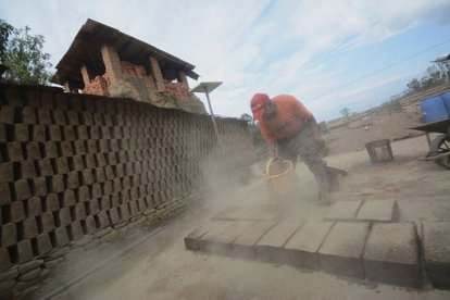 Pese a su avanzada edad, Cuatín trabaja con mucha dedicación y fuerza.