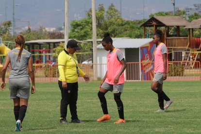 Ayala fue jugadora, ahora es entrenadora, pero es madre y abuela. 

PERIODISTA : JERSON RUIZ

FECHA :05 /09/2020 

Agencia (ag-extra)