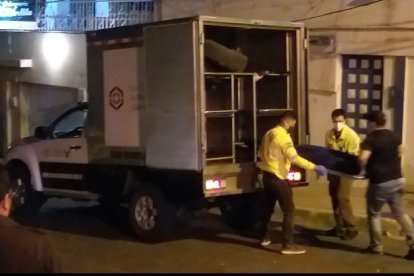 Agentes de Criminalística llegaron al levantamiento del cadáver.