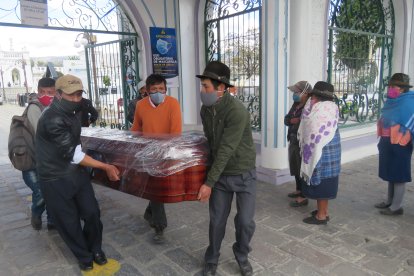 El adolescente fue sepultado en el cementerio de la parroquia, junto a su novia.
