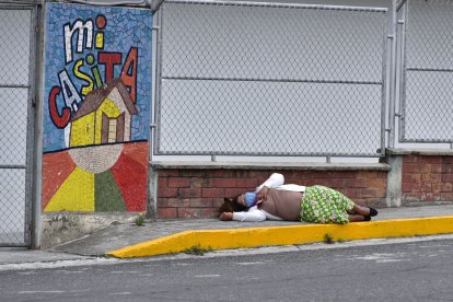 Los familiares de los enfermos incluso duermen afuera del hospital para esperar noticias