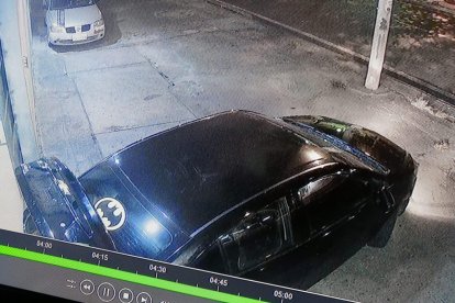 En este vehículo habrían llegado los delincuentes, lo paquearon frente al negocio perjudicado.