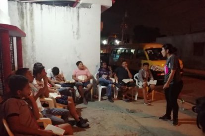 Los 'hijos' de 'Mami Perli' no solo escuchan la Palabra de Dios, también la comparten.