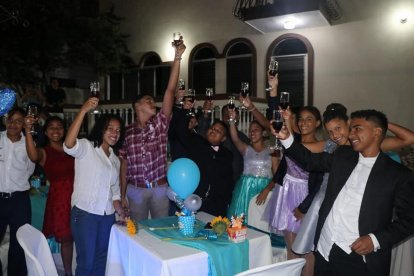 Con vestidos y corbatas, así de formales, asistieron a la fiesta de gala del 2019.