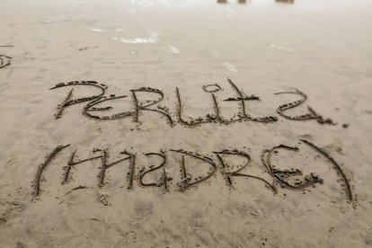 En la arena los chicos escribieron lo que hace rato está escrito en sus corazones.