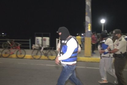 Los detenidos fueron resguardados al arribar al muelle de Salinas.