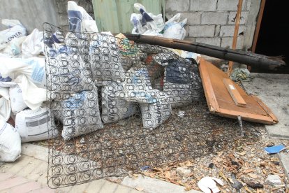 La cama del ciudadano y la puerta de su casa quedaron destruidas tras el incendio.