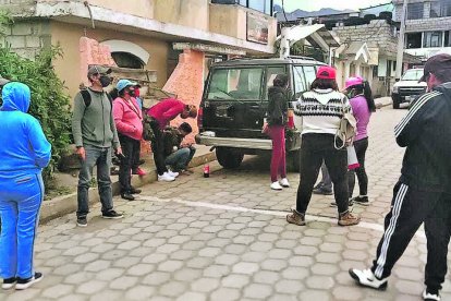 Familiares y amigos organizan búsquedas en sectores cercanos a la vivienda.