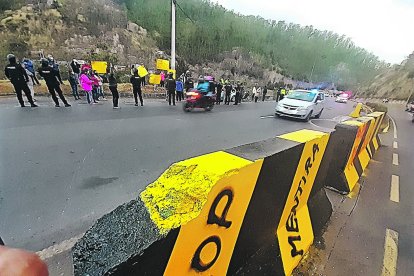 Los jerseys de concreto fueron colocados en la avenida Velasco Ibarra.