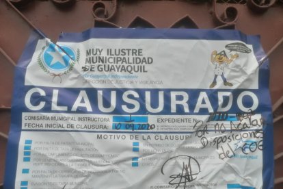Este sello de clausura fue colocado en el exterior del plantel.