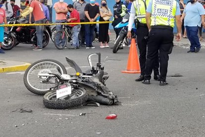 Así quedó la motocicleta en la que se desplazaban las víctimas