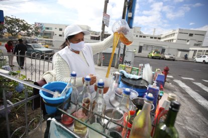 Ángela Marín vende aguas medicinales en los exteriores del Pablo Arturo Suárez.