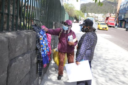 Teresa Haro vende pijamas afuera del hospital Andrade Marín.