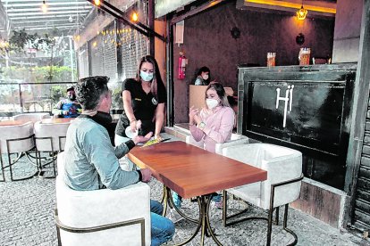 Restaurantes refuerzan las medidas de bioseguridad para atender a los clientes.
