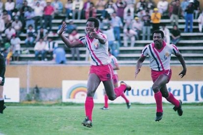 Ermen Benítez con la camiseta de El Nacional, donde consiguió 154 goles.