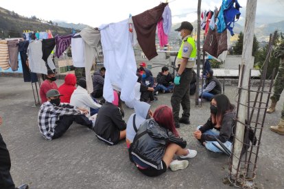 Un grupo de asistentes estaba en una terraza y fueron sorprendidos por los uniformados.