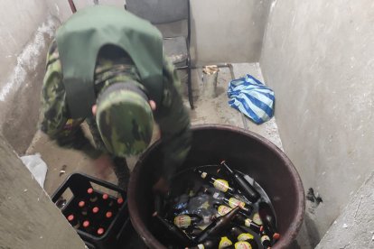 Durante la revisión, los militares encontraron cervezas puestas en tinas.