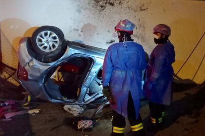 Los cadáveres quedaron atrapados. La sobreviviente tenía su cadera y piernas golpeadas.