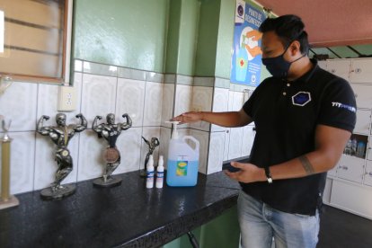 Los propietarios de los gimnasios preparan las medidas de bioseguridad para la reapertura de sus negocios.