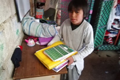 Los cinco hijos mayores no pueden recibir clases por falta de una computadora e internet.