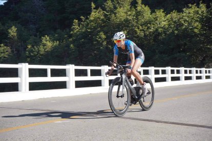 La cuencana muestra su destreza sobre la bicicleta.