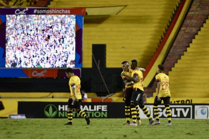 Los jugadores 'canarios' celebrando el gol ante Orense con los hinchas virtuales de fondo.