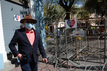 Los vecinos colocaron carteles con corazones en las vallas.
