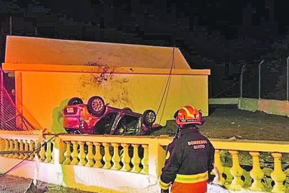 Dos personas fallecieron cuando un auto se volcó y voló sobre las mallas.
