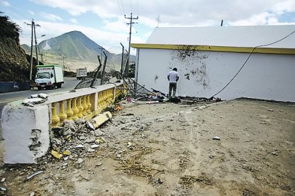El muro que rodea a la capilla quedó destrozado durante el último accidente ocurrido.