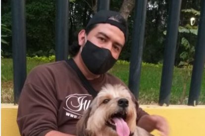 Aunque le gustan las mascotas, no tiene ninguna, porque no tiene tiempo para cuidarlas.