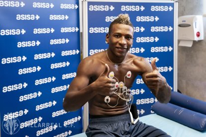 Pervis Estupiñán en los chequeos médicos con el Villarreal.