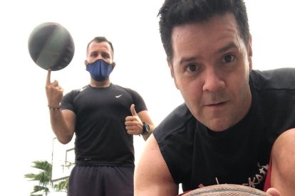 El presentador de tv, Carlos Luis Andrade, lo invitó a su escuela de coaching.